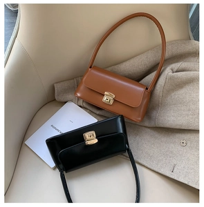 Détail de sacs à bandoulière vintage en similicuir marron et noir avec boucles dorées