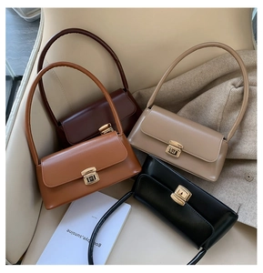 Vue détaillée de quatre sacs baguette minimalistes en similicuir en marron, beige et noir