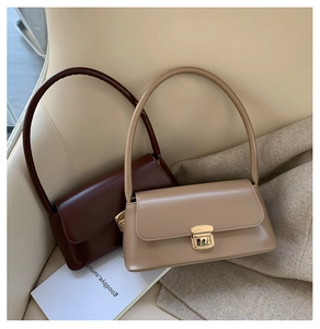 Détails des sacs à bandoulière en cuir marron et kaki avec fermoirs en métal doré