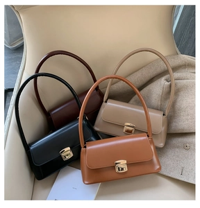 Détails de quatre sacs à main en similicuir minimalistes avec fermoirs dorés aux tons terre