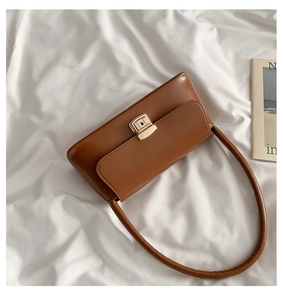 Détails du sac bandoulière marron en cuir avec son fermoir métallique carré doré