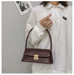 Détail du sac à bandoulière vintage marron foncé avec boucle en métal doré raffinée