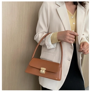 Vue détaillée du sac baguette marron en similicuir avec élégant fermoir doré brillant