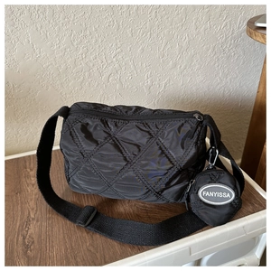 Dettaglio borsa a tracolla in nylon trapuntato con mini portamonete rotondo e logo del brand