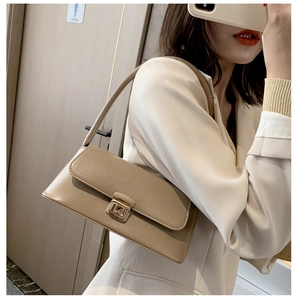 Détail du sac beige avec boucle carrée en métal doré et texture en cuir de qualité