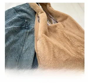 Gros plan détaillé de la texture en fausse fourrure marron clair d'un grand sac seau