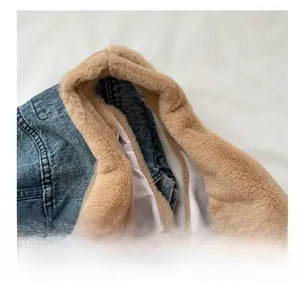 Détail du sac cabas en denim bleu avec des anses douces en fausse fourrure peluche