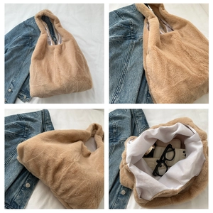 Vues multiples d'un grand sac cabas en peluche camel montrant l'intérieur spacieux