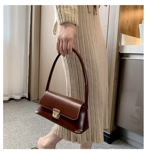 Sac à bandoulière en cuir marron avec silhouette rectangulaire et fermoir doré élégant