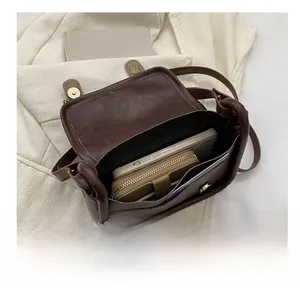 Vue intérieure du petit sac bandoulière montrant l'espace pour téléphone et portefeuille