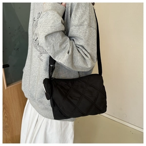 Dettaglio borsa a tracolla trapuntata nera in nylon con mini pochette tonda rimovibile