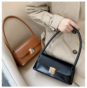 Détails de sacs à bandoulière élégants en noir et marron avec fermoirs métalliques dorés