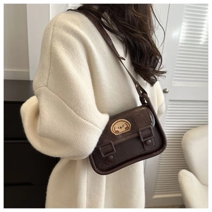 Sac à bandoulière en cuir marron avec écusson de chiot et boucle décorative