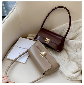 Détails des sacs portés épaule en cuir souple marron et kaki avec fermoir doré