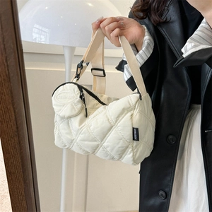 Dettaglio borsa trapuntata bianca con piccolo portamonete rotondo e tracolla in tela