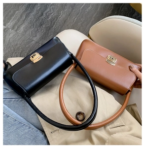 Détail de sacs sous le bras vintage noir et marron avec fermoirs rotatifs en métal doré