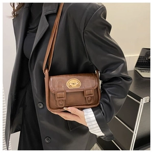 Sac à bandoulière en cuir marron avec broderie d'ours et boucles décoratives