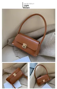 Sac à bandoulière rectangulaire marron clair avec détail de fermoir rotatif en métal doré