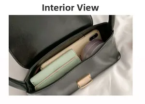 Vue intérieure d'un sac à main rétro noir montrant l'espace pour téléphone