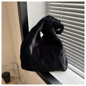 Nahaufnahme der schwarzen Kunstfell-Tote-Bag mit weicher Plüschtextur und großem Volumen
