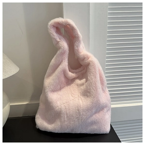 Detailansicht der rosa Plüschtasche mit weicher Kaninchenfell-Optik und Tragegriff