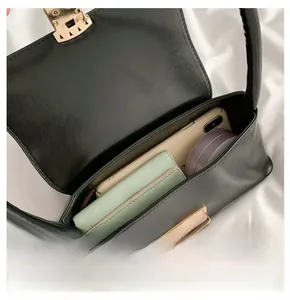 Capacité interne du sac à main en cuir noir avec espace pour téléphone et portefeuille