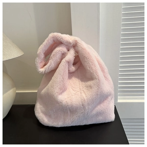 Detailansicht der rosa Plüsch-Tragetasche mit weicher Textur und großem Fassungsvermögen