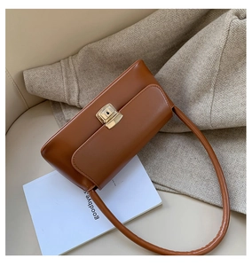 Sac bandoulière rectangulaire marron avec fermoir rotatif doré et cuir lisse