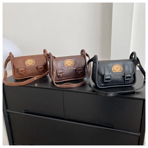 Détails de trois sacs bandoulière rétro avec broderie de chien et sangle réglable