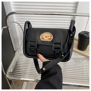 Détail du sac en similicuir noir avec broderie chien mignonne et fermeture à boucles