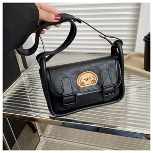 Gros plan du sac en cuir PU noir avec broderie détaillée d'un petit chien de dessin animé