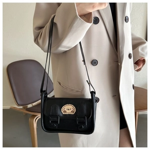 Détail du sac bandoulière noir en similicuir avec broderie de chien mignon