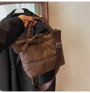Détail du sac cabas matelassé marron foncé avec grand nœud et bandoulière réglable
