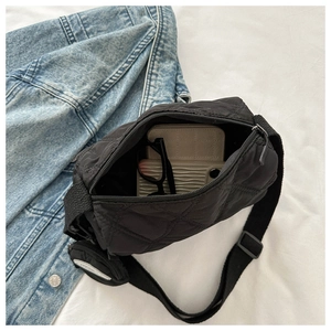 Borsa a tracolla in nylon trapuntato nero ad alta capacità con piccolo borsellino abbinato