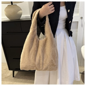 Détail de la texture pelucheuse douce et de la matière synthétique du sac fourre-tout
