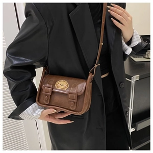 Gros plan détaillé d'un sac bandoulière marron en cuir PU avec broderie ours mignonne