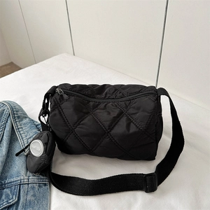 Grande borsa a tracolla trapuntata nera con cuciture a rombi e mini pochette rotonda
