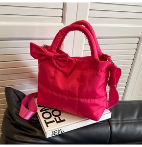 Détail du sac cabas matelassé rose rouge avec grand nœud et rembourrage carré