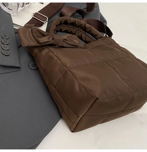 Vue détaillée du sac cabas matelassé marron avec nœud et poignée plissée
