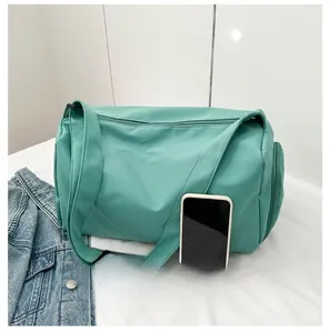 Comparación de capacidad del bolso de nylon verde menta junto a un smartphone