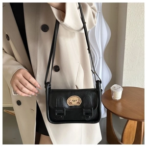 Photo de sac bandoulière noir avec patch de dessin animé et double boucles décoratives
