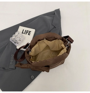 Détails de l'intérieur du sac matelassé café avec nœud et fermoir magnétique
