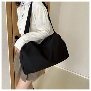 Bolso de hombro de nailon negro con diseño de pliegues para el trayecto diario al trabajo