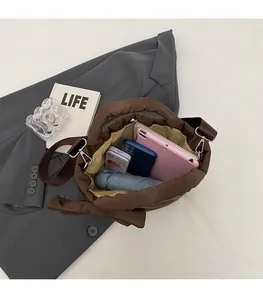 Intérieur spacieux du sac cabas matelassé marron avec tablette, téléphone et parapluie