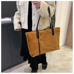 Dettaglio della borsa tote in ecopelliccia color cammello con spalline in pelle nera