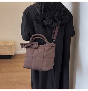 Sac matelassé marron avec nœud décoratif et bandoulière réglable pour femme