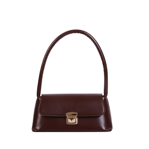 Sac baguette en cuir bordeaux avec boucle dorée élégante et bandoulière longue