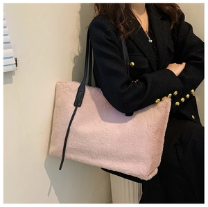 Dettaglio della borsa tote in ecopelliccia rosa con texture morbida e manici