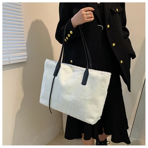 Détail du grand sac cabas en fausse fourrure blanche avec fines anses noires