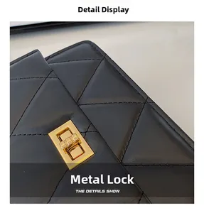 Détail du fermoir tournant doré et de la texture matelassée du sac noir chic